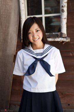 撩起同桌衣服吃她奶